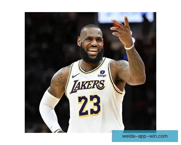 詹姆斯父子打高尔夫遭遇惊险瞬间 水中突然现鳄鱼 老詹勇敢捡球再现硬汉本色